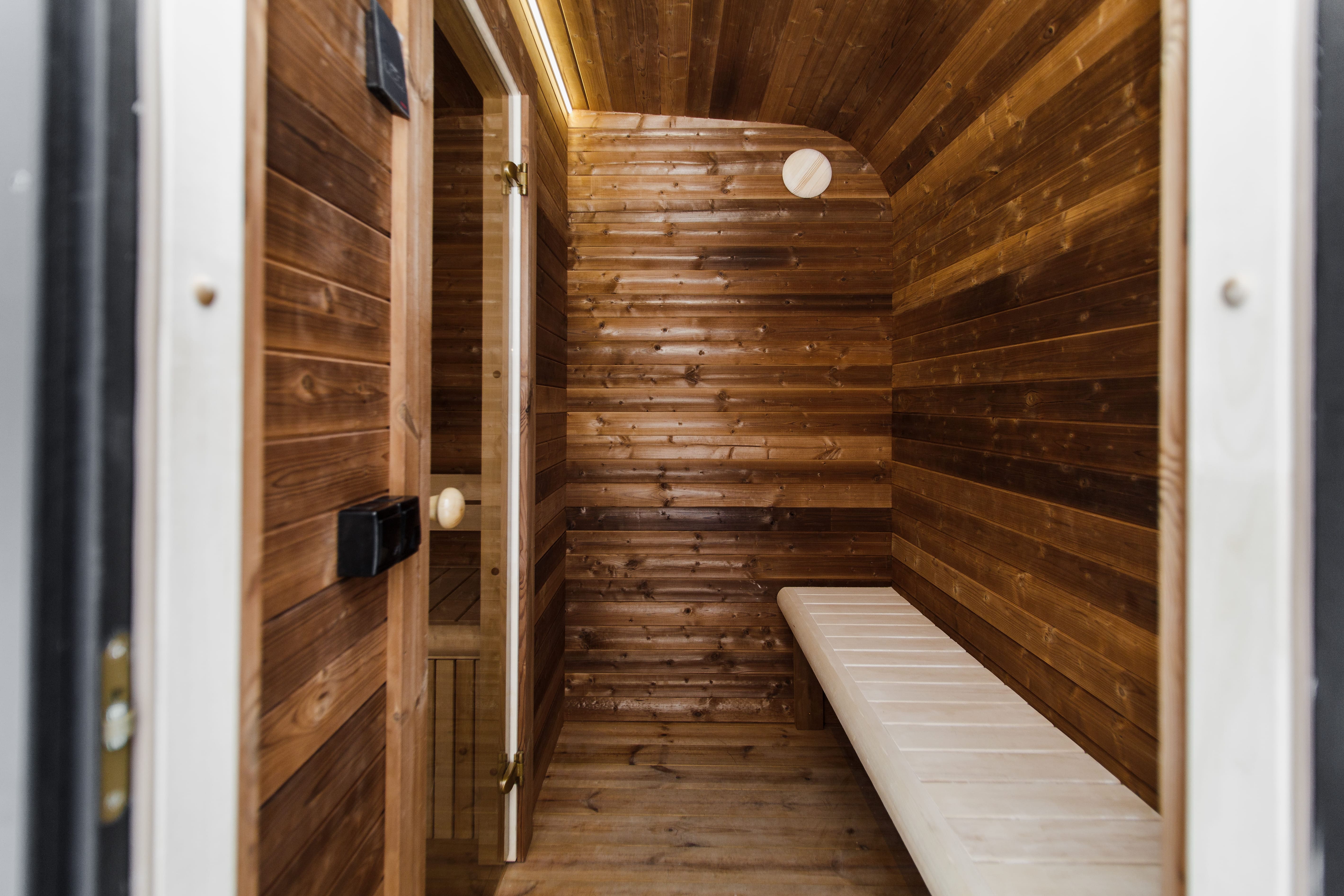 Thermohouten sauna met kleedruimte – 245 × 340 cm