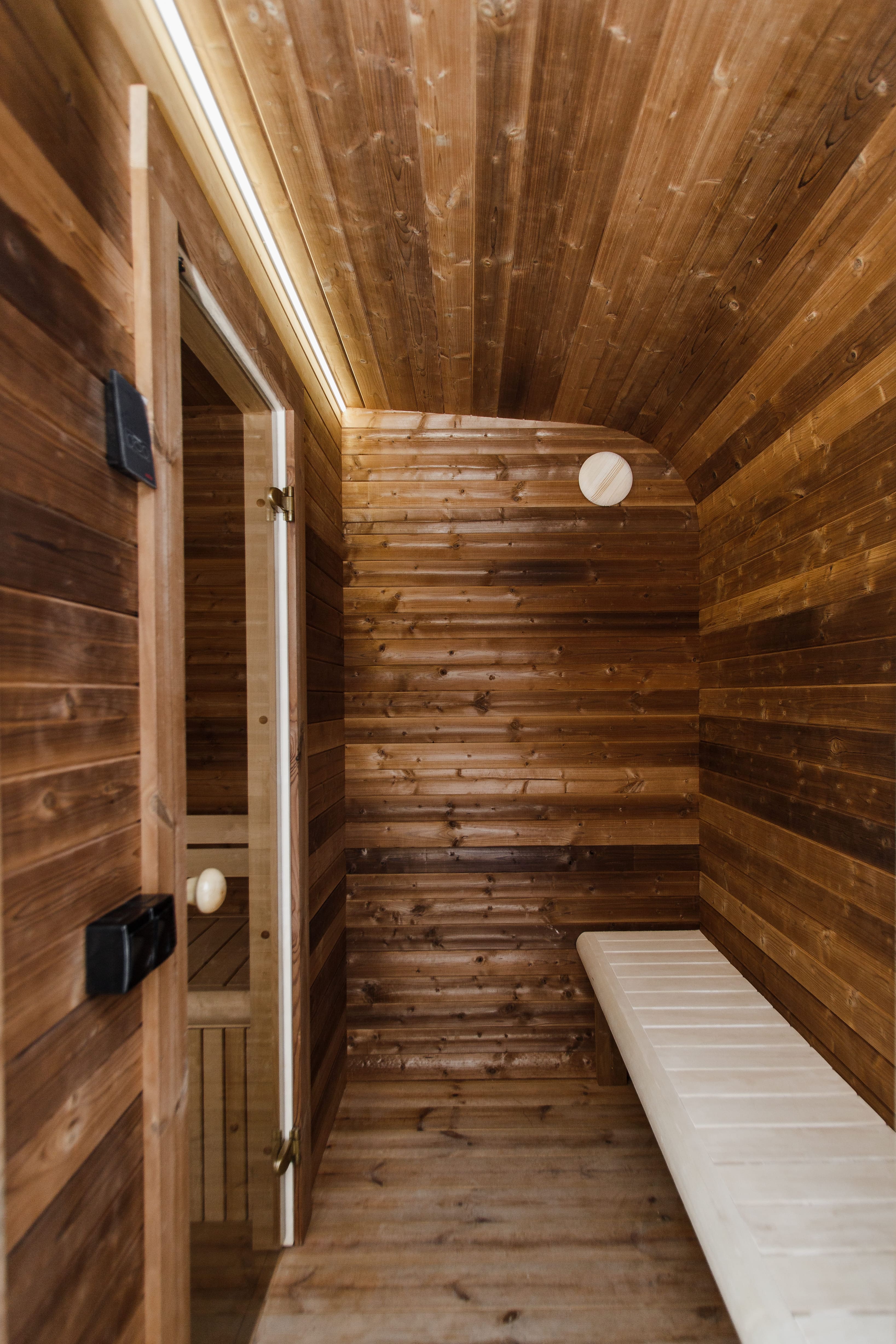 Thermohouten sauna met kleedruimte – 245 × 340 cm
