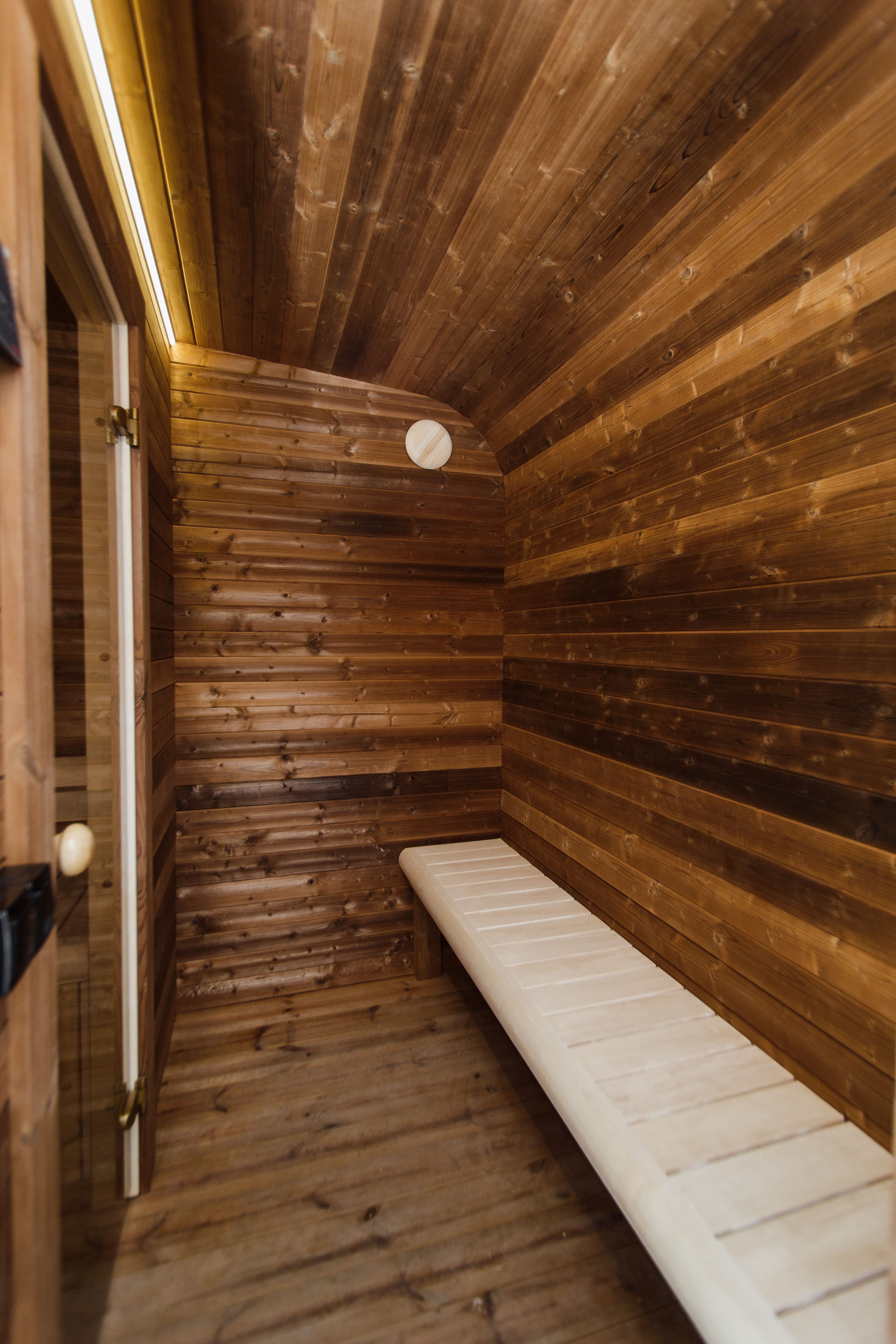 Thermohouten sauna met kleedruimte – 245 × 340 cm