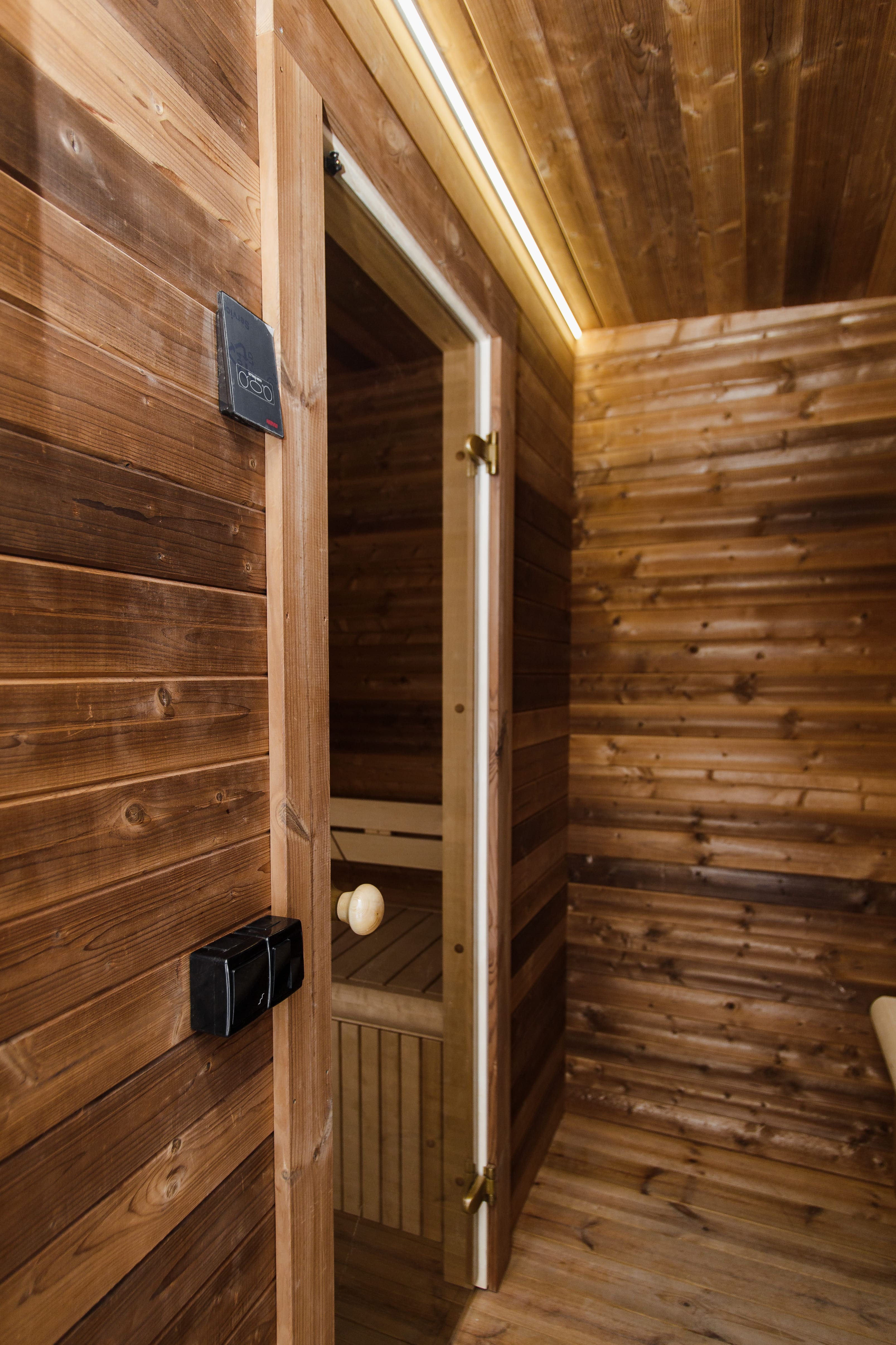 Thermohouten sauna met kleedruimte – 245 × 340 cm