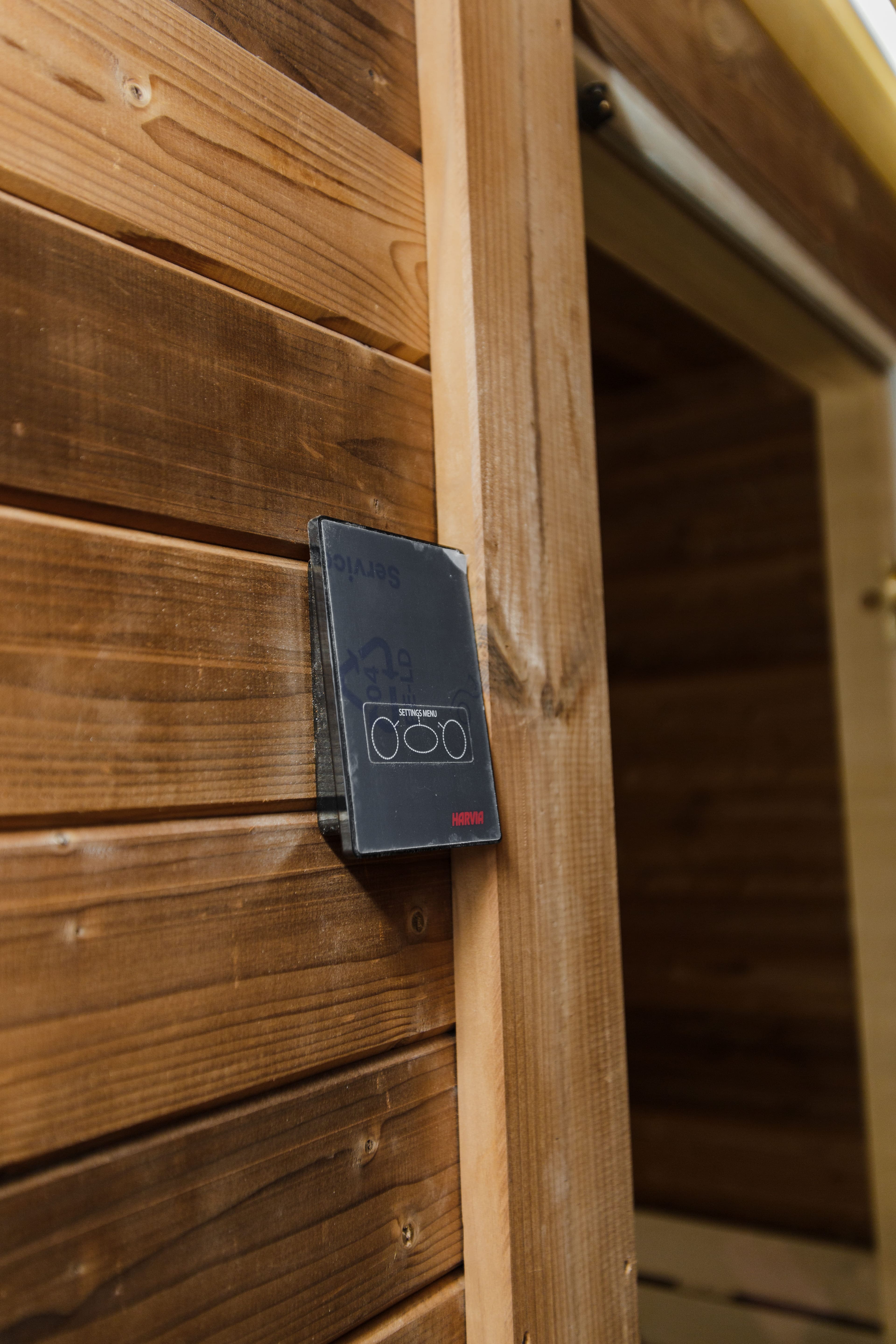 Thermohouten sauna met kleedruimte – 245 × 340 cm