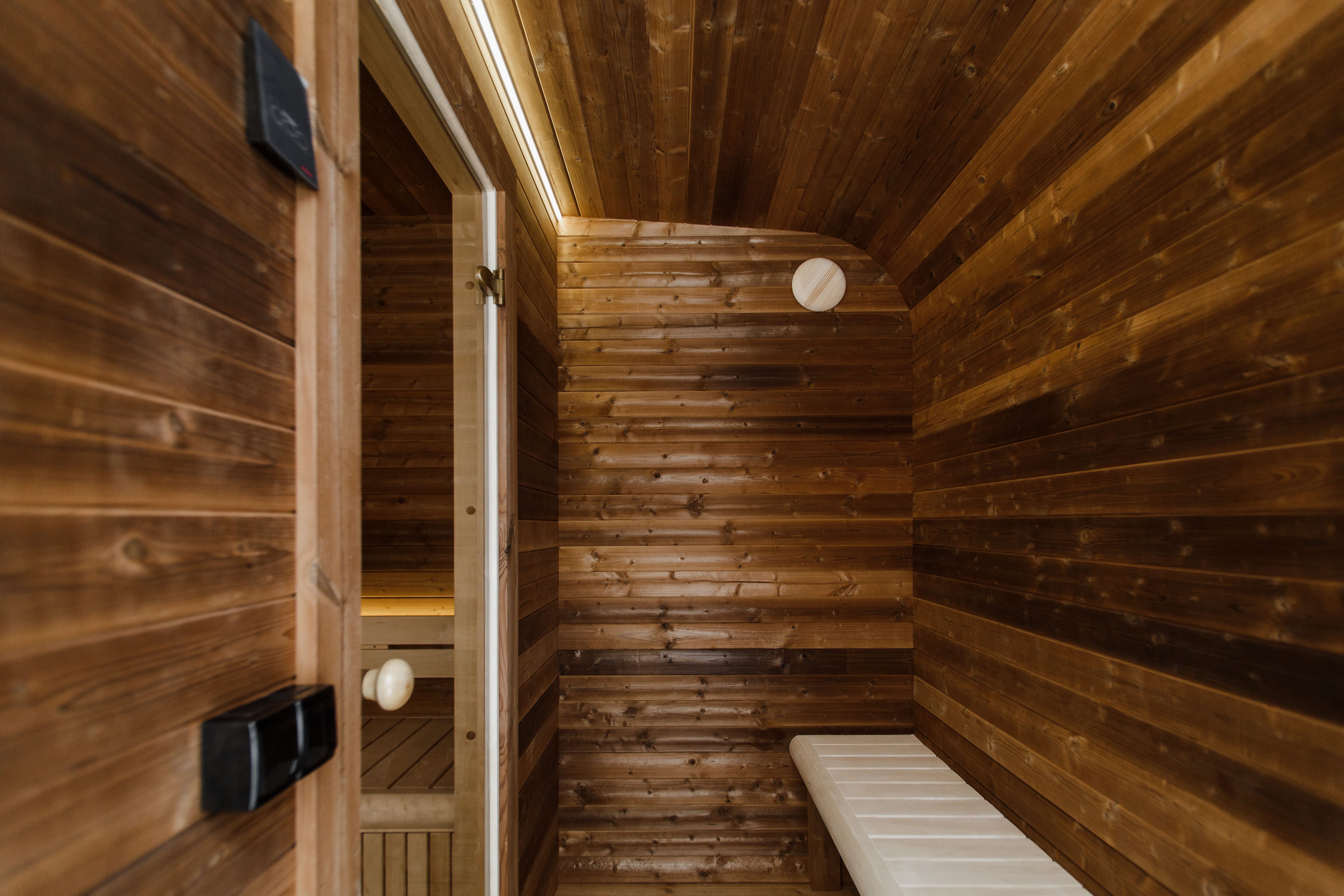 Thermohouten sauna met kleedruimte – 245 × 340 cm
