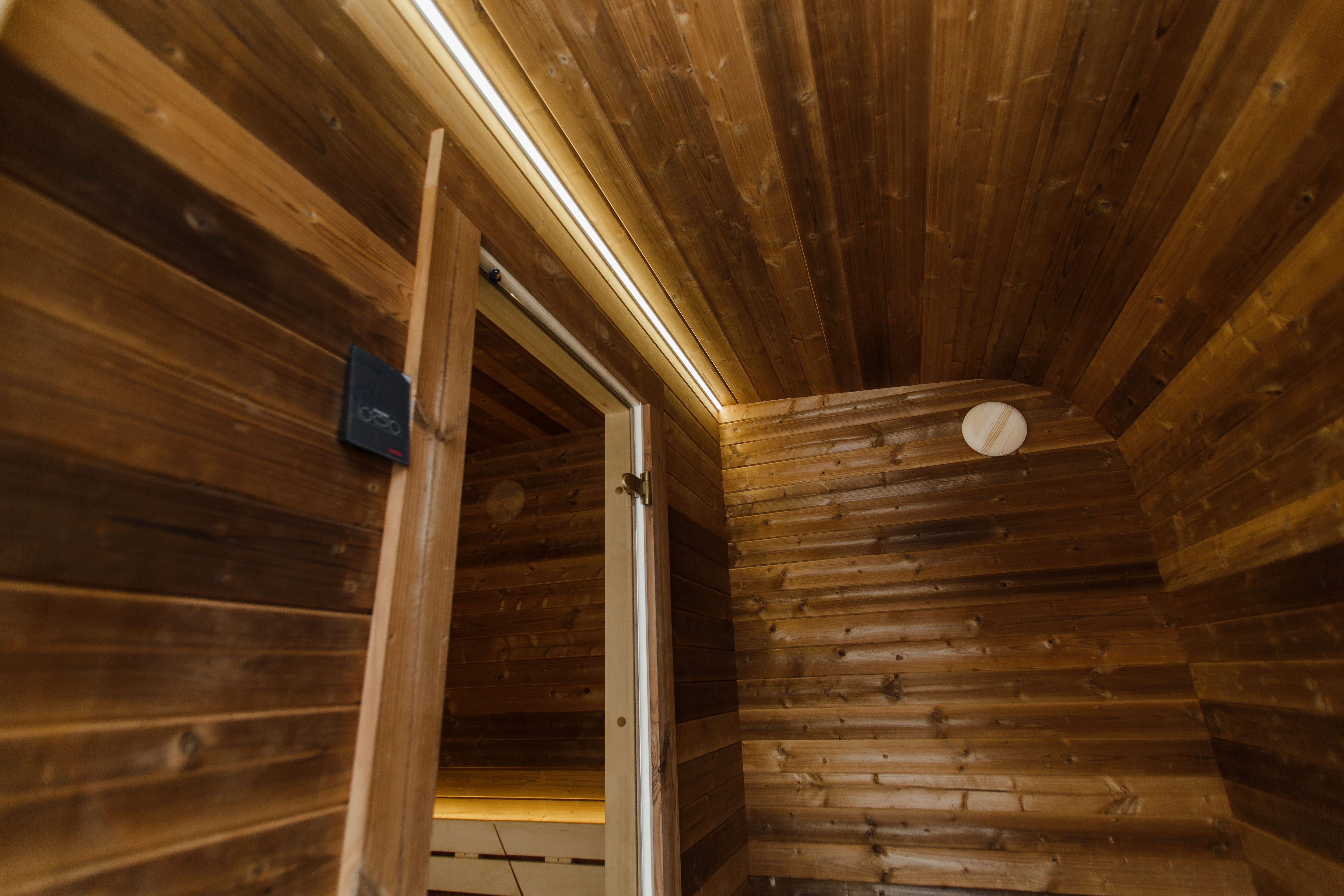 Thermohouten sauna met kleedruimte – 245 × 340 cm
