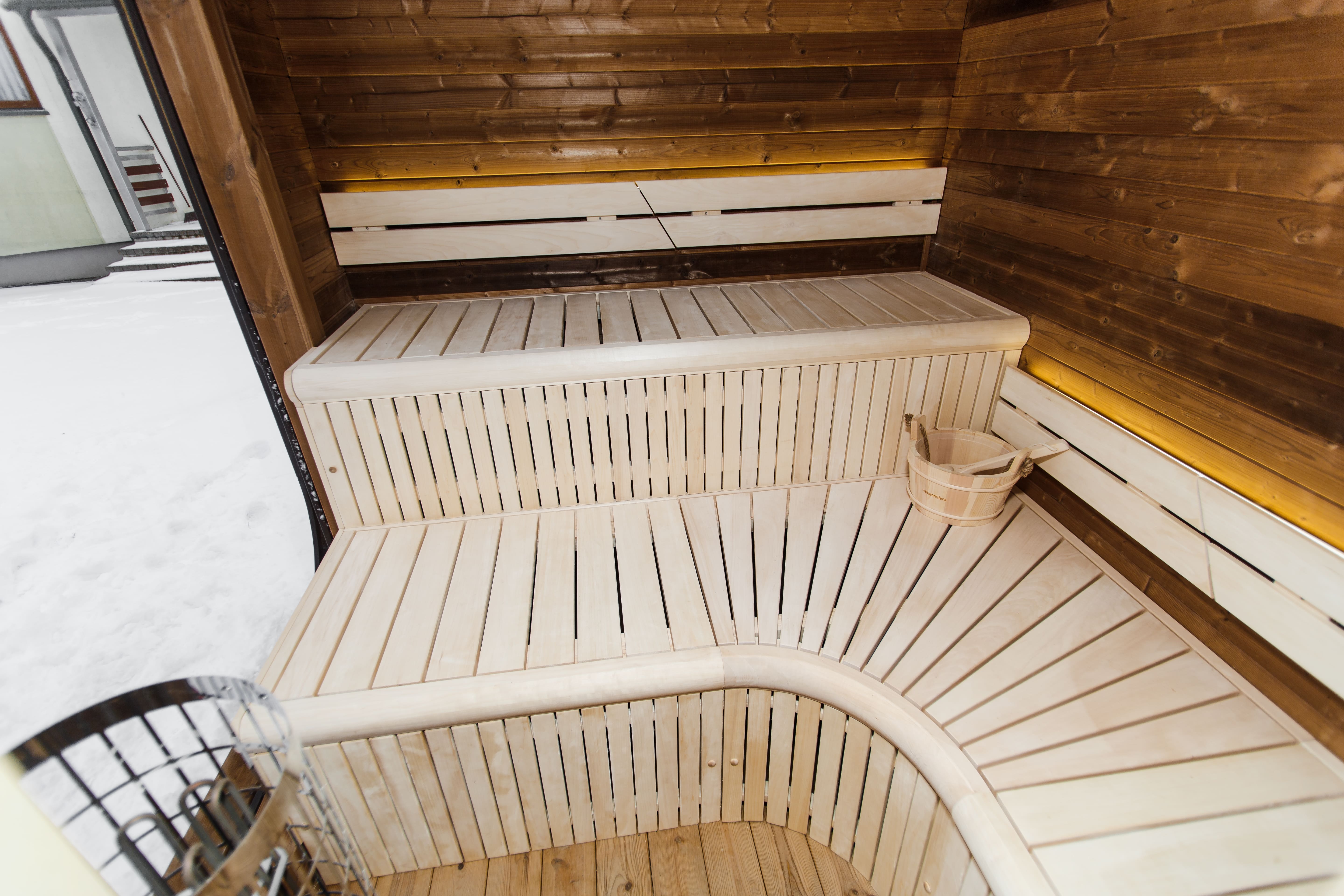 Thermohouten sauna met kleedruimte – 245 × 340 cm