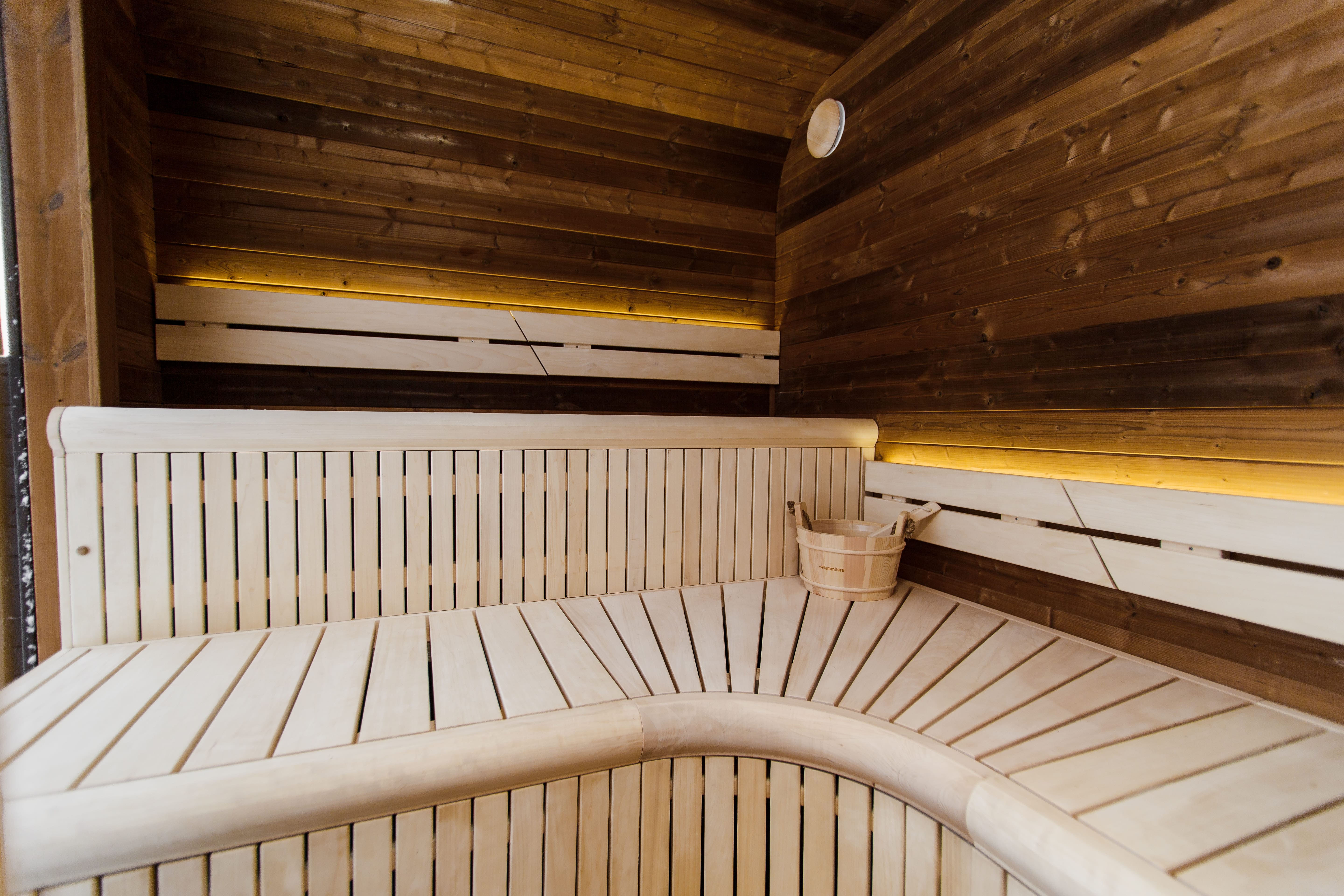 Thermohouten sauna met kleedruimte – 245 × 340 cm
