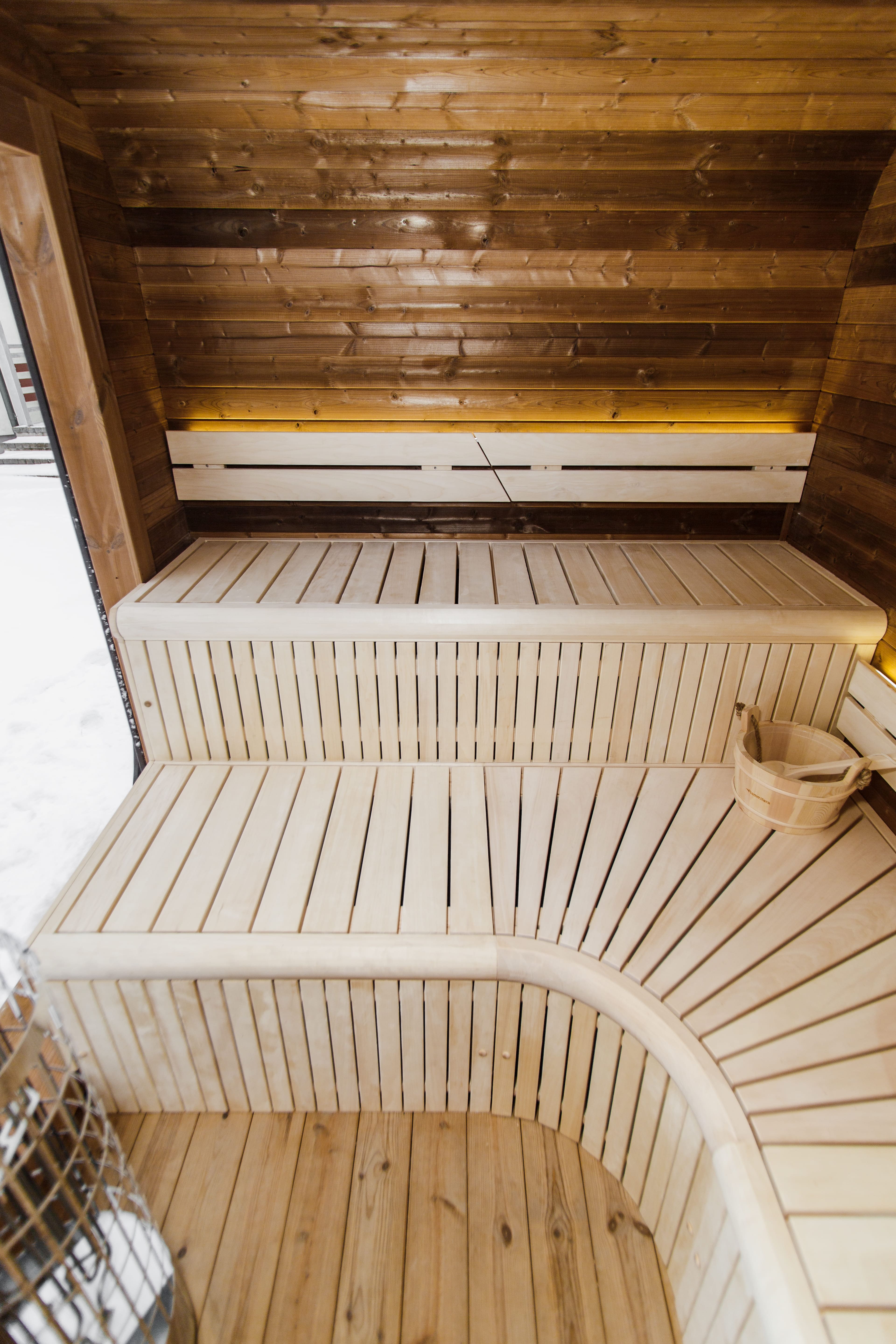 Thermohouten sauna met kleedruimte – 245 × 340 cm