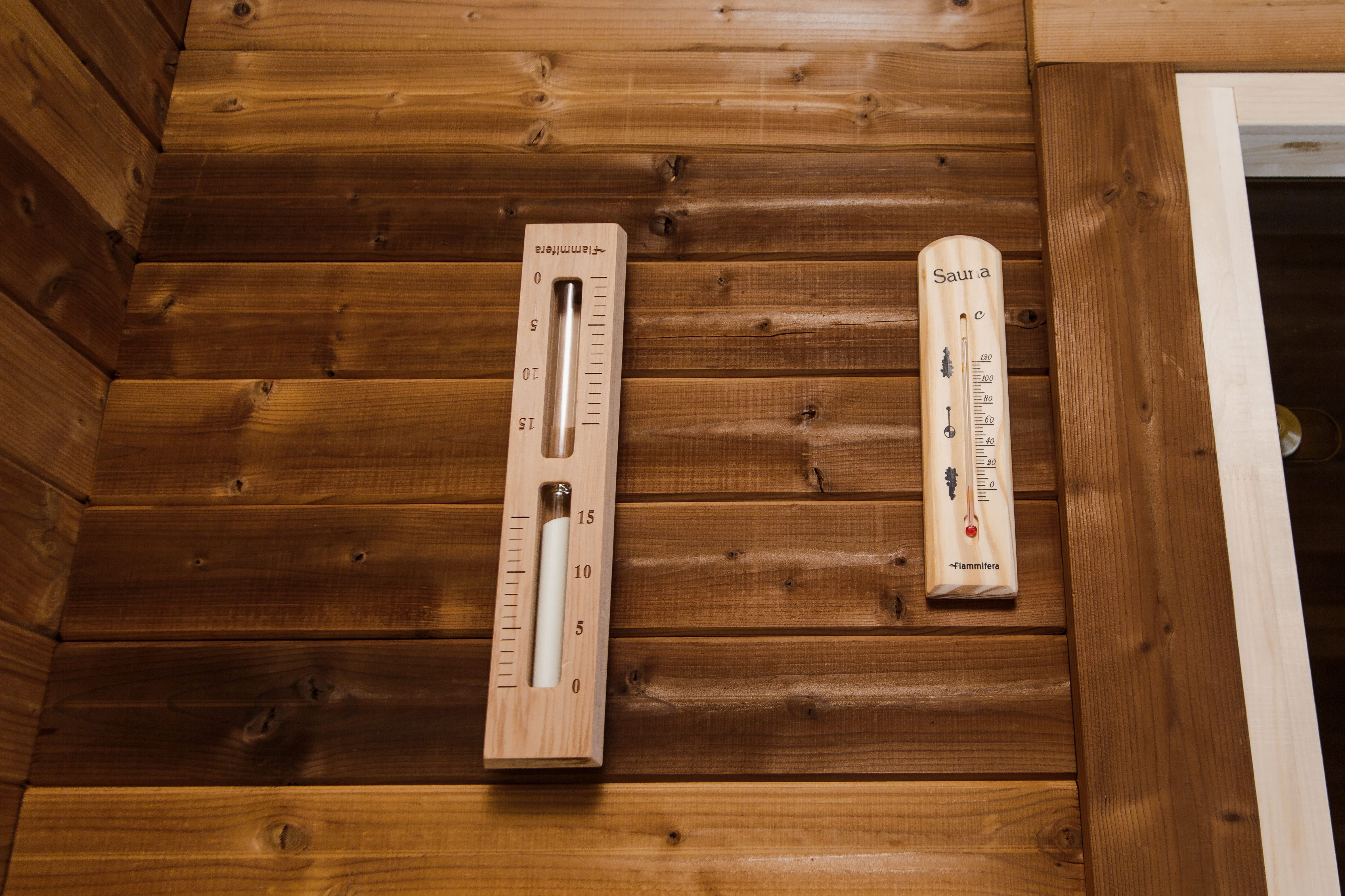 Thermohouten sauna met kleedruimte – 245 × 340 cm
