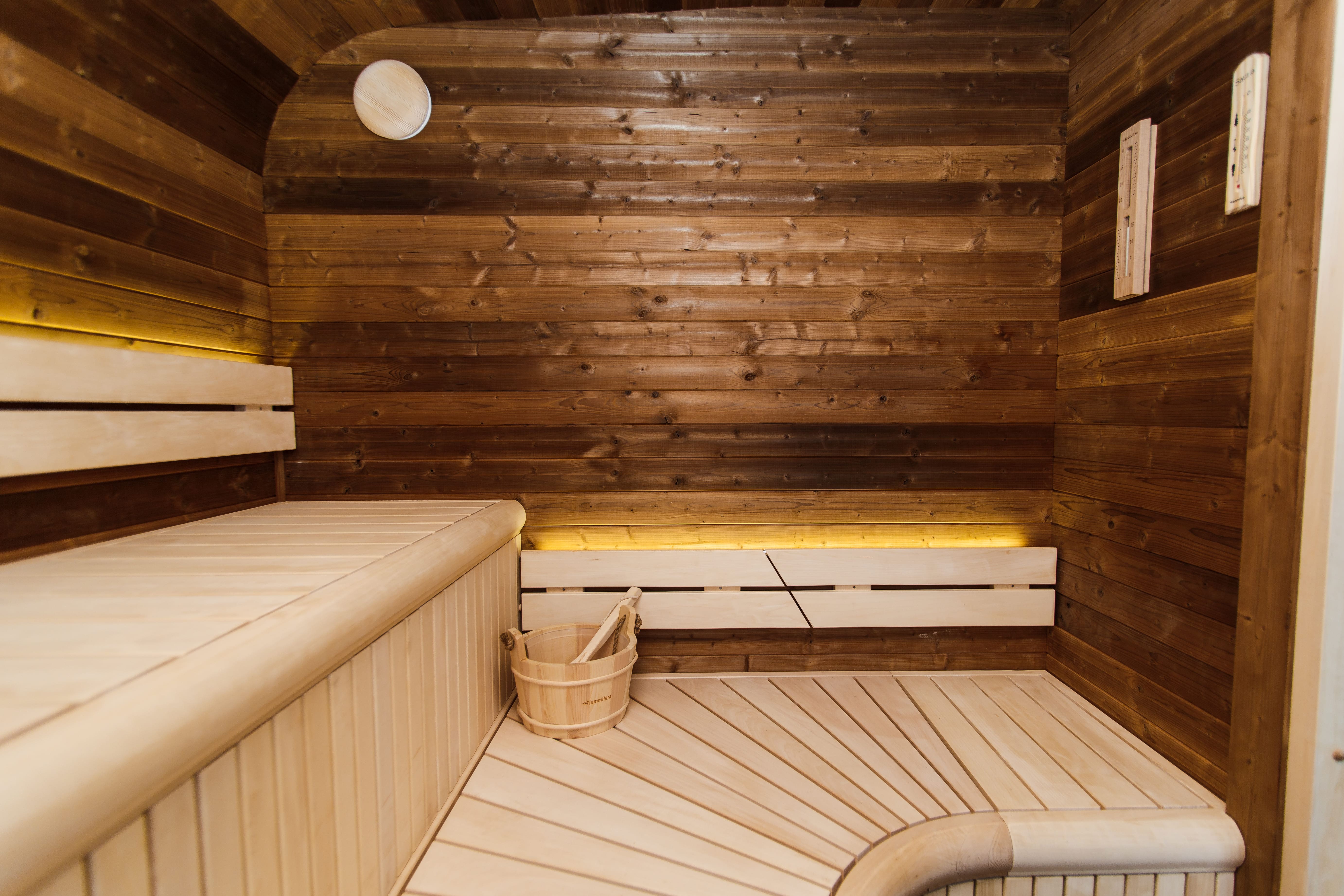 Thermohouten sauna met kleedruimte – 245 × 340 cm