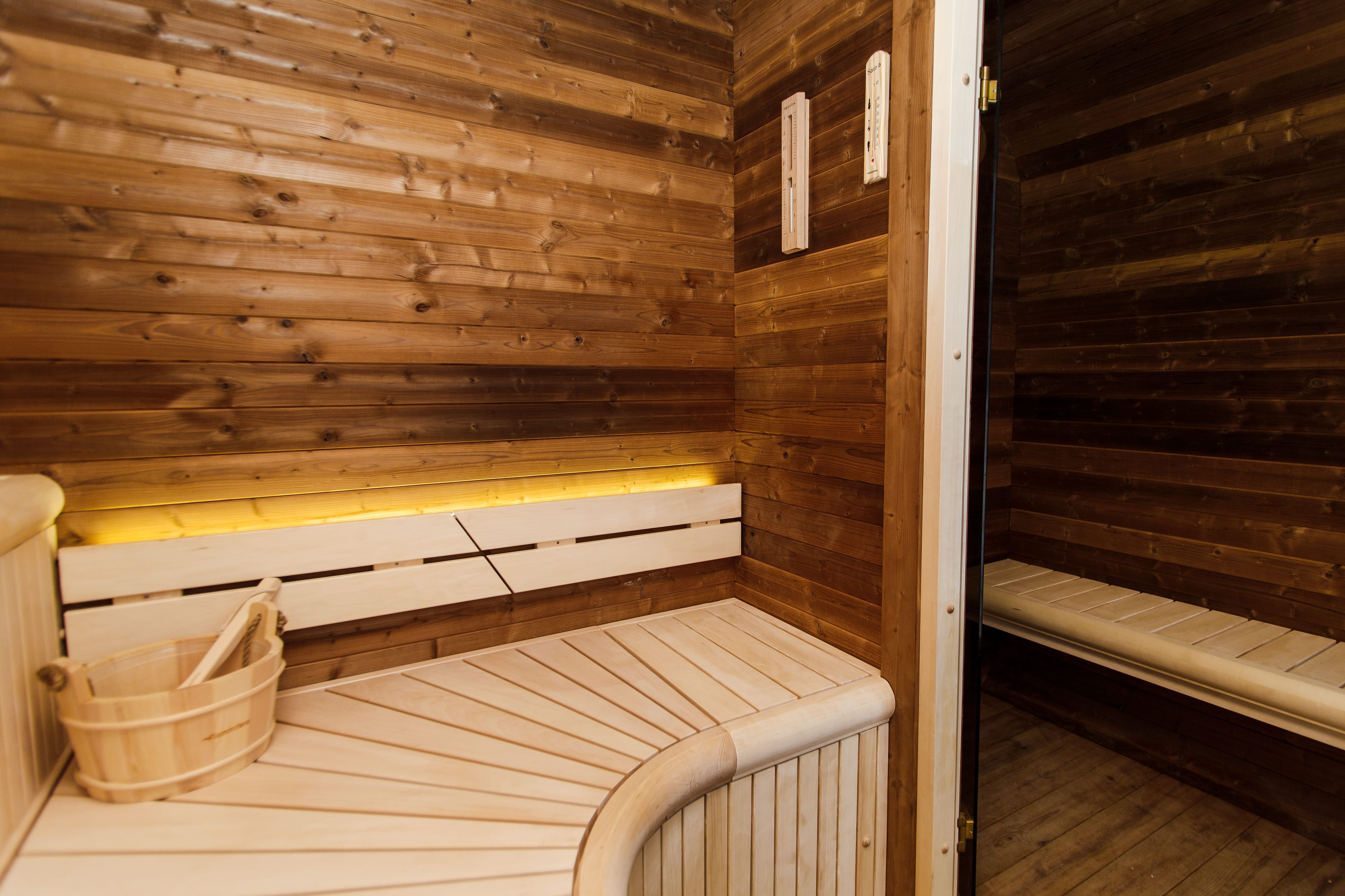 Thermohouten sauna met kleedruimte – 245 × 340 cm