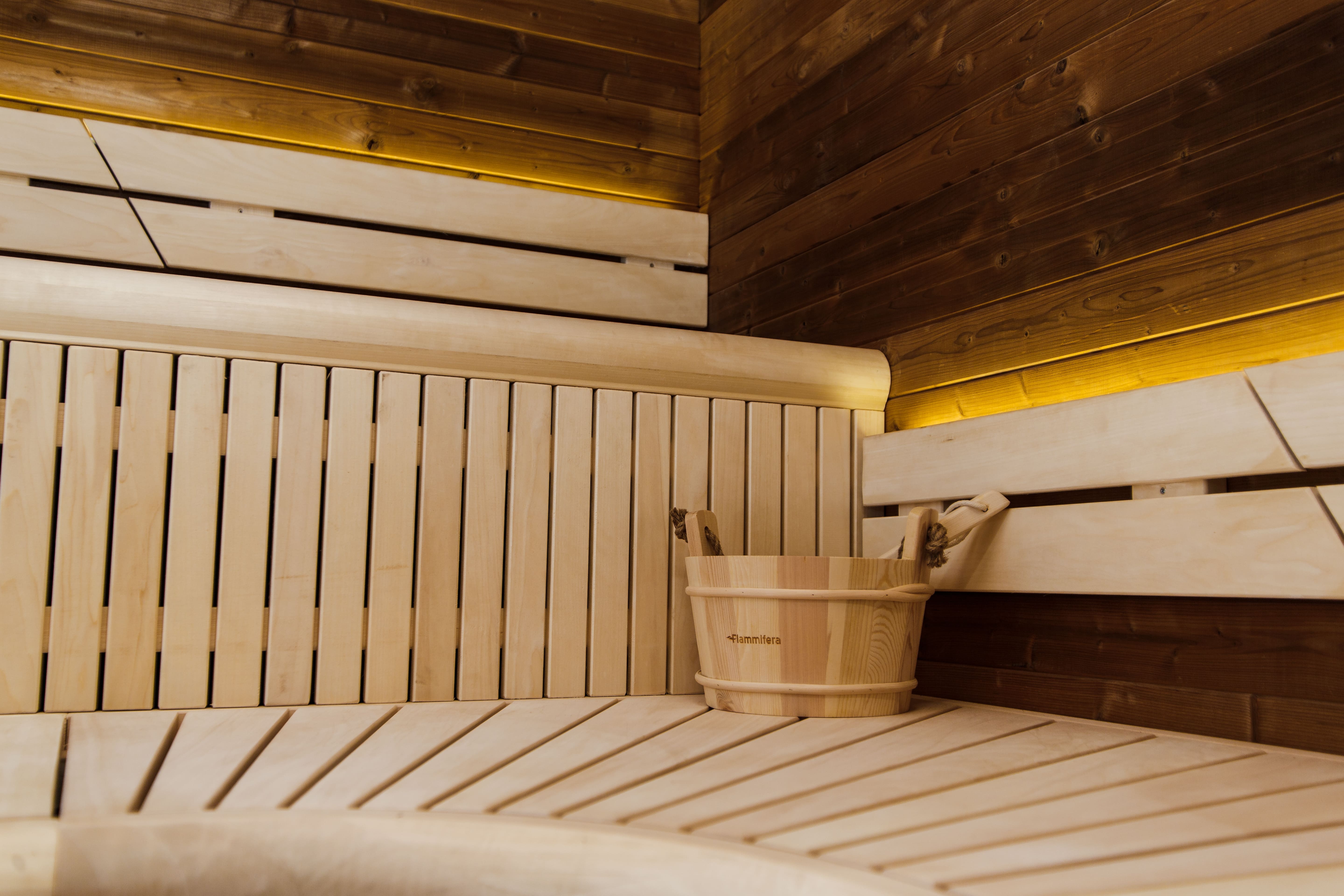 Thermohouten sauna met kleedruimte – 245 × 340 cm