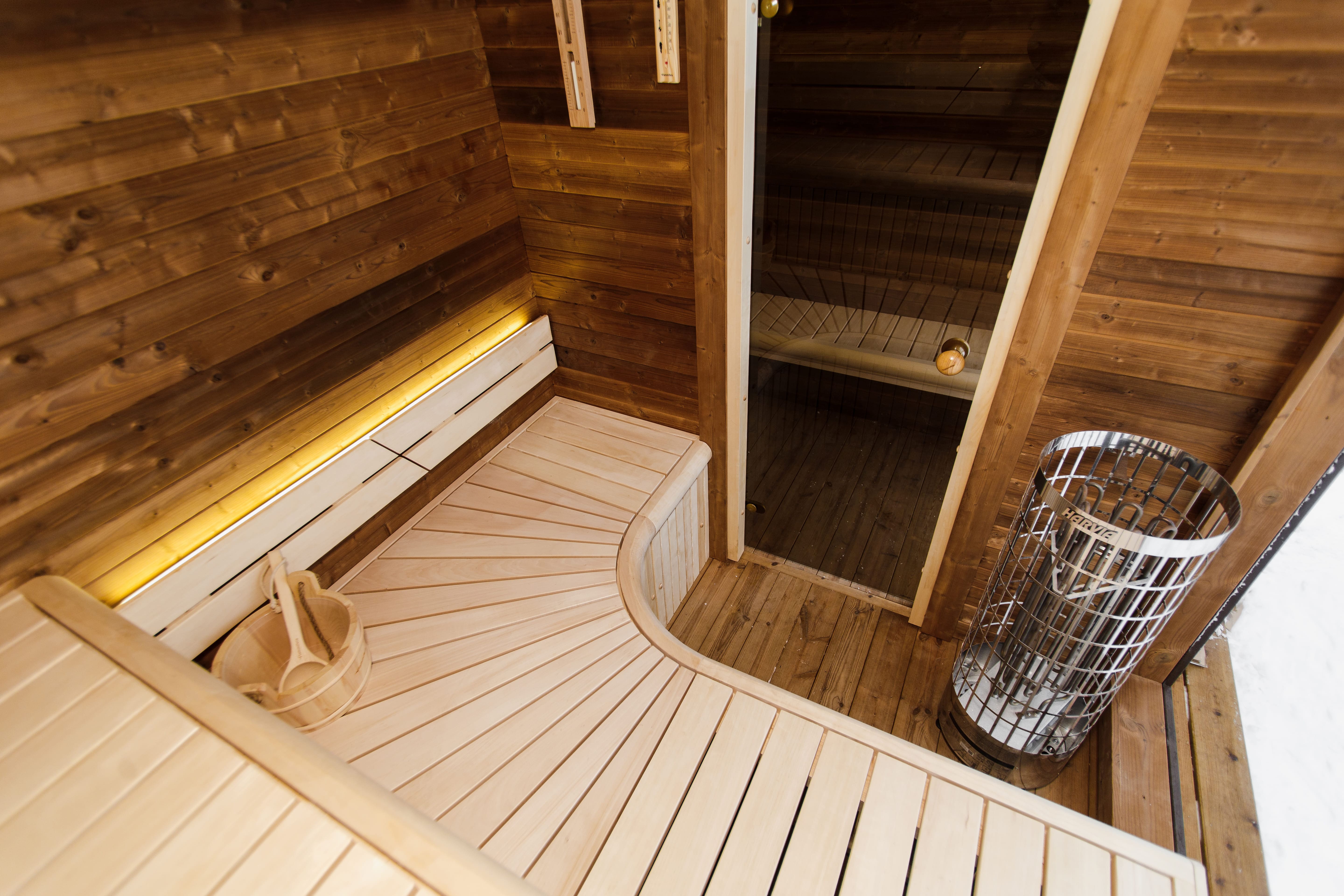 Thermohouten sauna met kleedruimte – 245 × 340 cm